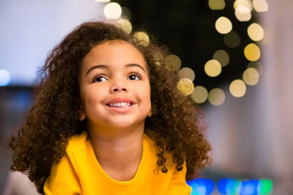 Bambina afro sognante che si gode le vacanze di Natale a casa — Foto Stock