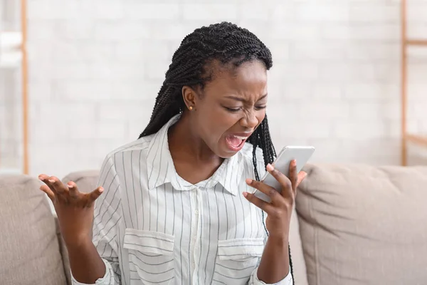 Furiosa menina negra gritando no celular, tendo telefone Quarrel com alguém — Fotografia de Stock