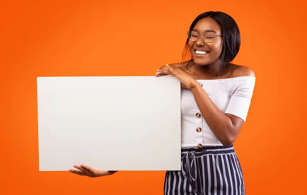Fiatal Afro Woman holding White Board álló felett narancs háttér — Stock Fotó