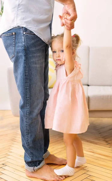 Millennial papa dansen met zijn kleine kind — Stockfoto