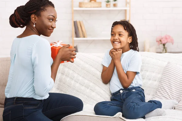 Zwarte vrouw feliciteren haar kind met verjaardag — Stockfoto