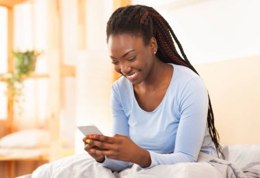 Yatakta Oturan Neşeli Bayan Cep Telefonu Kullanıyor Mobil Oyun Oynuyor