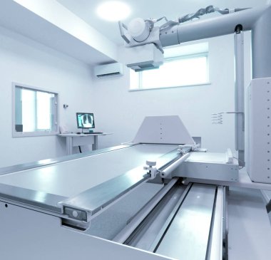 En son röntgen cihazlarıyla aydınlık laboratuvar odası