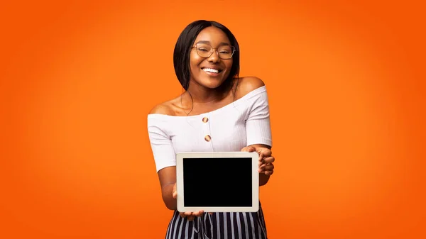 Afro Girl Showing Digital Tablet Screen Standing In Studio, Panorama — Stock Photo, Image