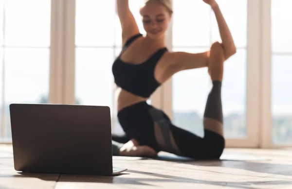 Yoga-Mädchen beim Training vor dem Laptop — Stockfoto