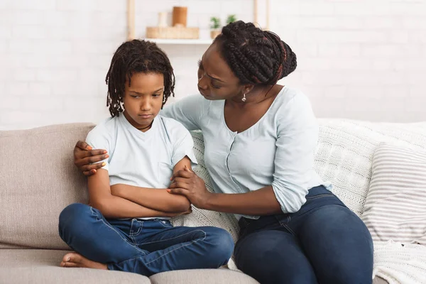 Femme noire s'excusant auprès de son enfant grincheux — Photo