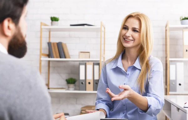 Psicólogo alegre dando consejos a paciente masculino —  Fotos de Stock