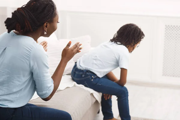 Quarrel entre a mãe e a filha africana americana — Fotografia de Stock