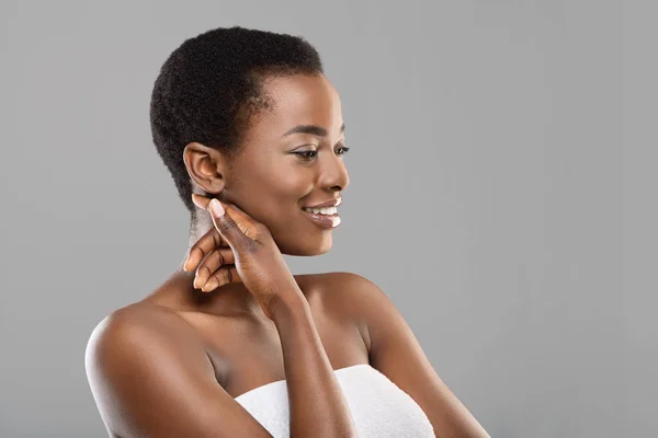 Hermosa mujer africana disfrutando de su suave piel en la mejilla — Foto de Stock