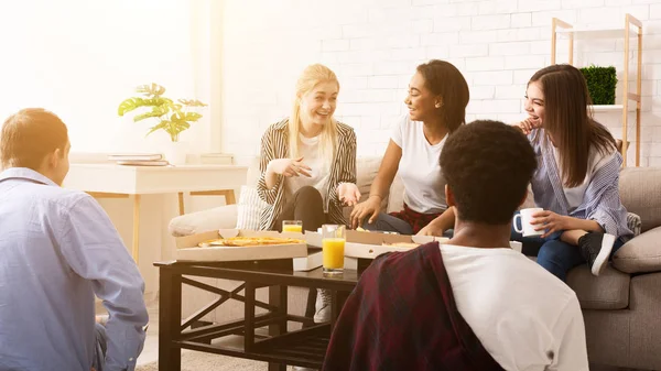 Amis faisant une petite fête à la maison. Les adolescents mangent de la pizza — Photo