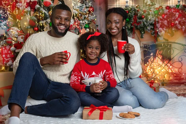 Happy black family celebrating Christmas together at home, drinking milk — Stock Photo, Image