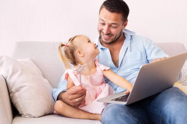 Jeune papa jouant avec sa mignonne petite fille — Photo