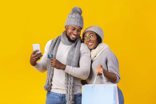 Homme et femme joyeux faisant des achats par téléphone — Photo