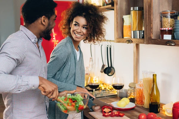 Casal africano-americano vegetariano cozinhar salada na cozinha — Fotografia de Stock