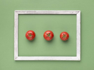 Eko ahşap çerçeveli açık yeşil domatesler.