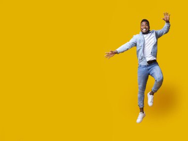 Pozitif Afro Adam Kaldırılmış Ellerle Havada Zıplıyor