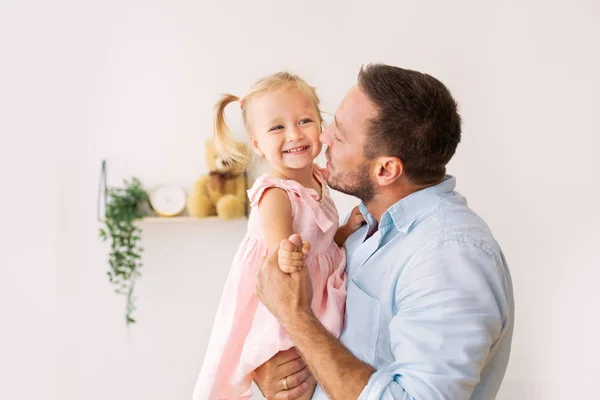 Caucasico papà holding e baci sua figlia — Foto Stock