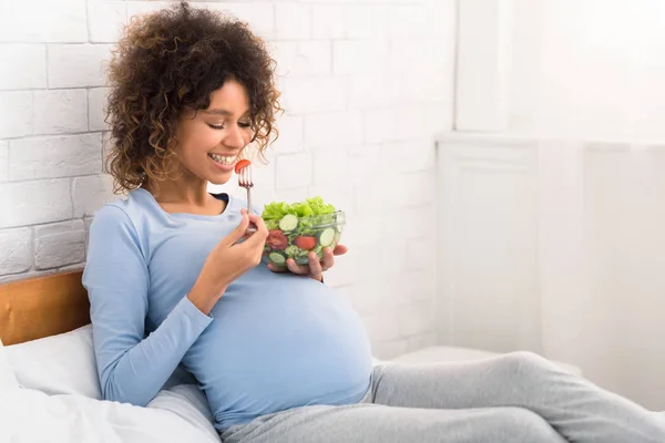 Feliz mujer embarazada comiendo ensalada vegetal natural — Foto de Stock