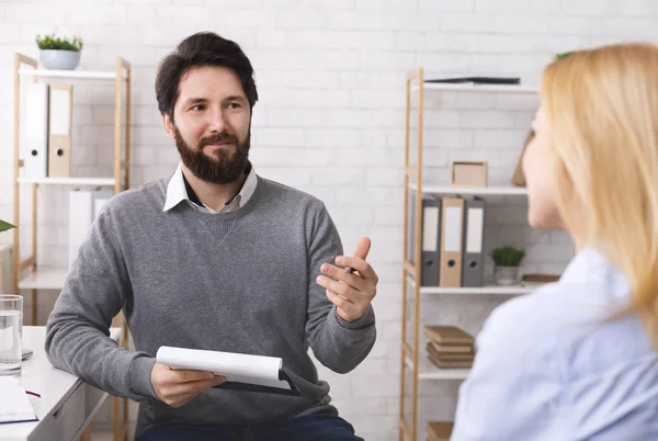 Psicoterapeuta amigable hablando con una paciente joven — Foto de Stock