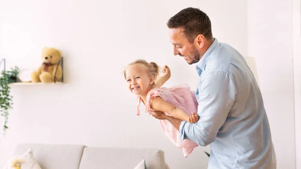 Веселий батько грає зі своєю маленькою донькою — стокове фото
