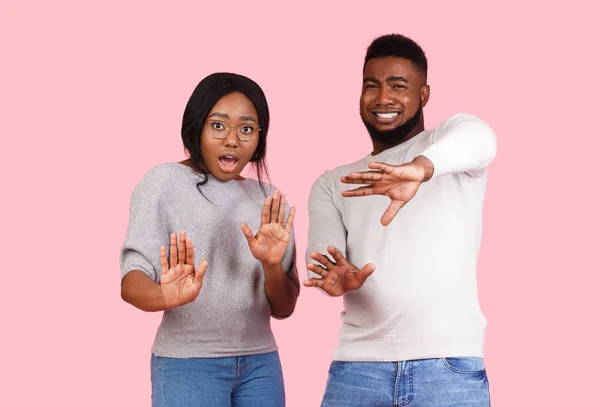 Angeekeltes afrikanisch-amerikanisches Paar mit quietschfidelem Gesichtsausdruck — Stockfoto