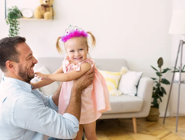 Fille heureuse jouant avec son père aimant — Photo