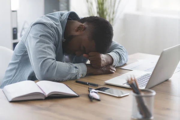 Uitgeputte zwarte zakenman slapend op kantoor — Stockfoto