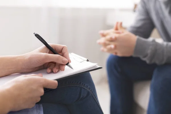 Terapeuta observando el habla del paciente durante la sesión personal — Foto de Stock