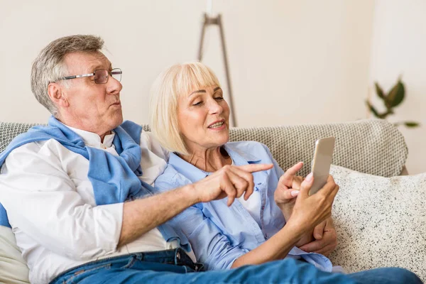 Moderní starší pár s videohovory na mobilu — Stock fotografie