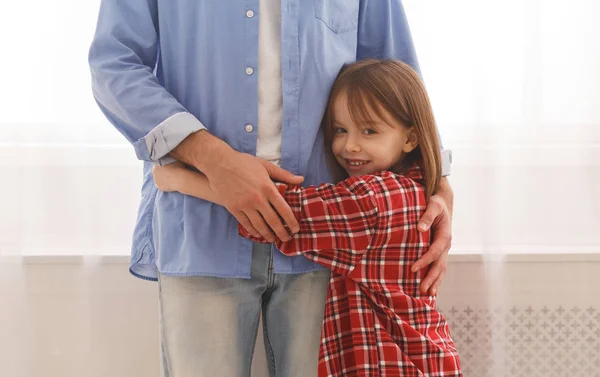 Dolce bambina che abbraccia il suo adorabile papà — Foto Stock