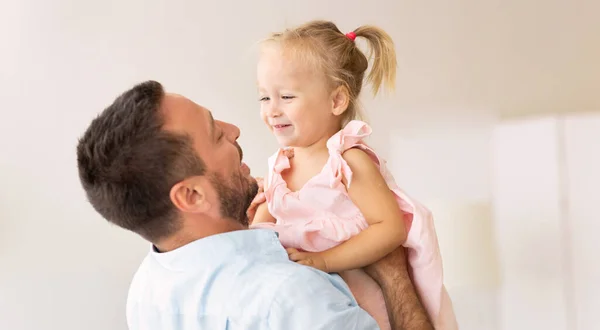 Millennial ojciec trzyma swoją uroczą kochającą córkę — Zdjęcie stockowe