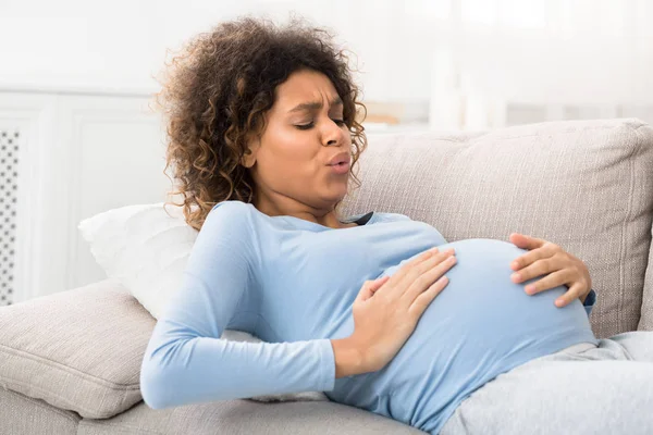 Femme enceinte ayant des contractions et faisant des exercices respiratoires — Photo