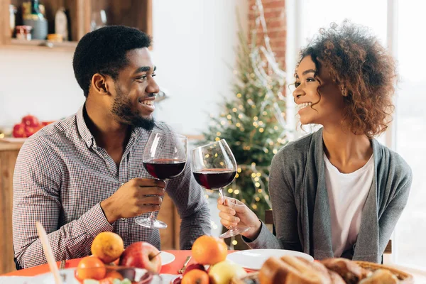 Szczęśliwa para obchodzi i doping z kieliszków wina — Zdjęcie stockowe