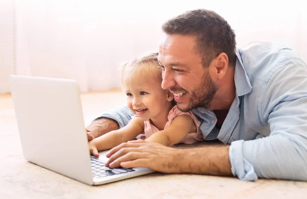 Pai e filha assistindo desenhos animados em casa — Fotografia de Stock