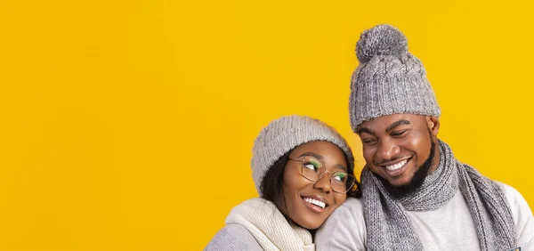 Casal preto no amor abraçando sobre fundo amarelo — Fotografia de Stock