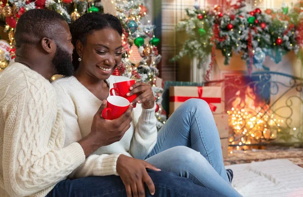Romantický afro pár slaví Vánoce s horkým zimním kakaem — Stock fotografie