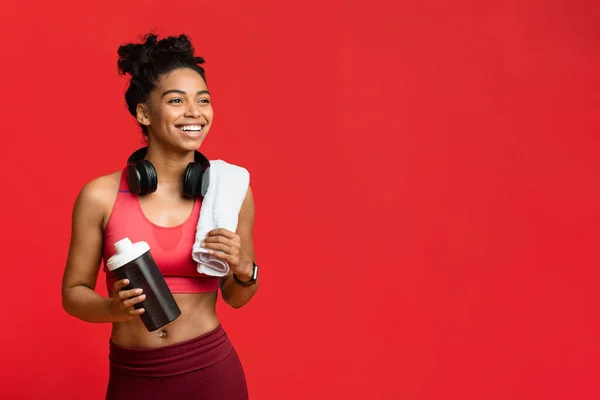 Fröhliches Fitness-Girl trinkt Protein beim Sport — Stockfoto