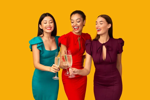 Three Women In Dresses Clinking Champagne Glasses Celebrating, Studio Shot — Stock Photo, Image