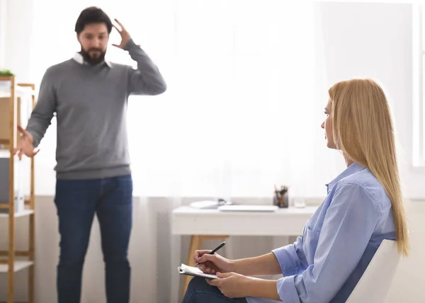 Emotional man talking about his problems with psychotherapist — Stock Photo, Image