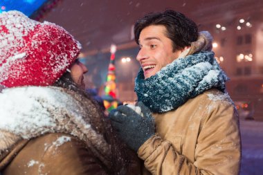 Sevgili çift el ele tutuşup konuşuyor Kış Sokağı 'nda