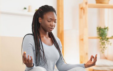 Rahatlamış Afro Kadın Evde Nilüfer Pozisyonunda Oturarak Meditasyon Yapıyor