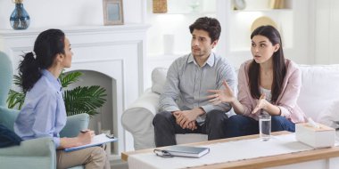 Öfkeli eş, aile terapisine duygularını ifade ediyor.