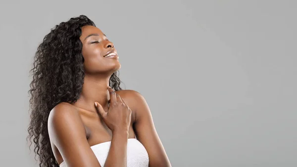 Elragadtatott gyönyörű afro lány élvezi megérinteni puha bőrét — Stock Fotó