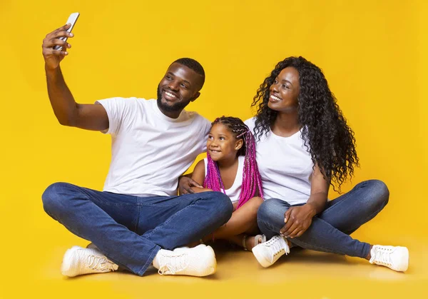 Alegre afro pai tomando selfie com sua filha e esposa — Fotografia de Stock