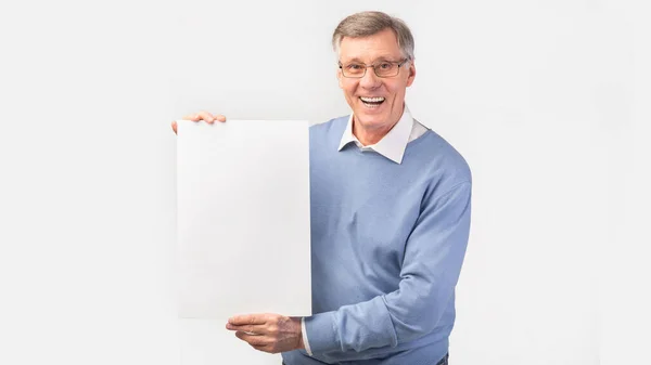 Senior Man Holding fehér poszter álló Stúdió háttér, Panoráma — Stock Fotó