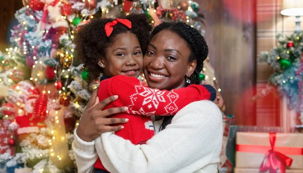 Retrato de mãe e filha negra feliz posando perto da árvore de Natal — Fotografia de Stock