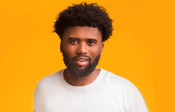 Handsome african american guy over orange background — ストック写真