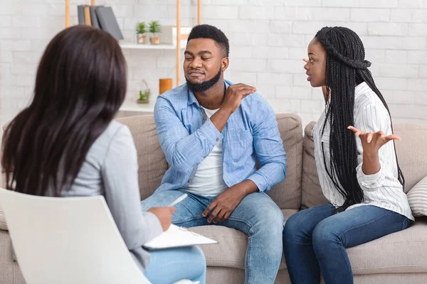 Black Couple Ruzie tijdens het huwelijk en gezinstherapie counseling sessie — Stockfoto