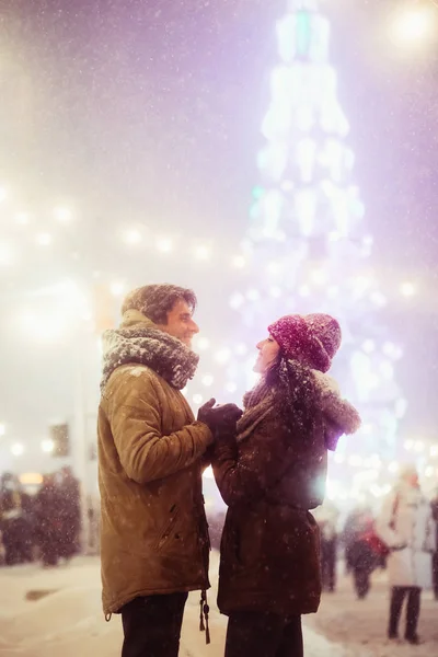 Loving Spouses Holding Hands Standing Against Decorated Pine-Tree In City — ストック写真