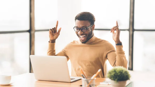 Feliz chico afroamericano celebrando su triunfo — Foto de Stock